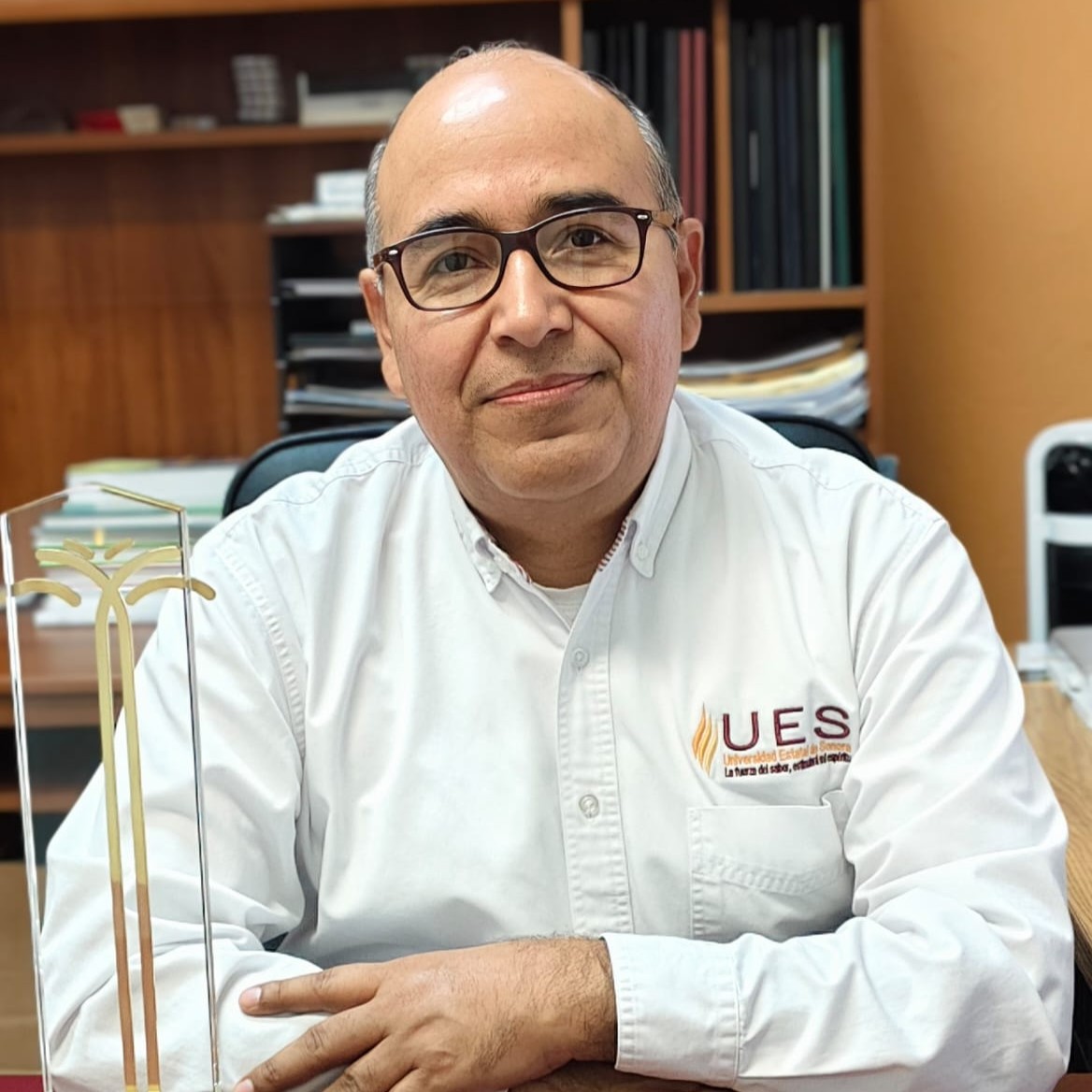 Profesor de la UES recibe premio internacional por investigación en palma datilera